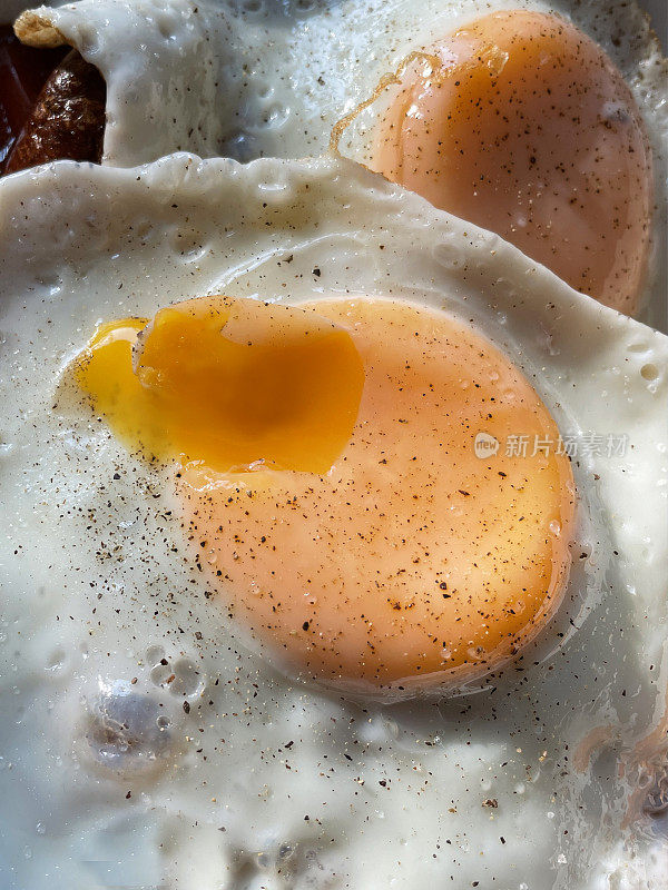 地中海健康早餐沙克舒卡/沙克舒卡/沙克舒卡全套图片，鸡蛋用番茄、辣椒、洋葱、橄榄油和大蒜酱煮，用胡椒调味